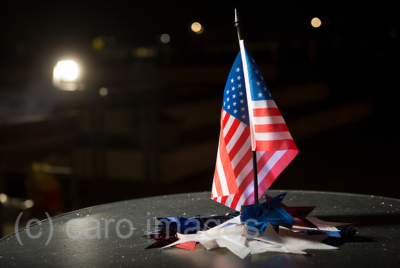 Berlin, Deutschland - Flagge der USA auf einem Tisch