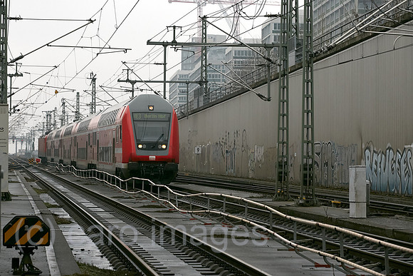 Berlin, Deutschland - Einfahrt eines Regionalexpresses aus Norden ueber den Tunnelzulauf zum Tiefgeschoss des Berliner Hauptbahnhofes.