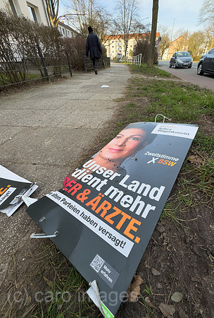 Deutschland, Bremen - Demoliertes Wahlplakat der kremlfreundlichen Partei BSW, nach der Bundestagswahl 2025, bei der sie knapp an der Fuenfprozenthuerde scheiterte