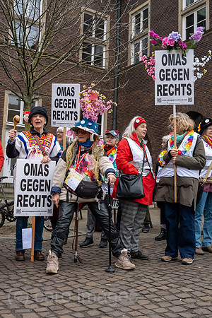 Deutschland, Bremen - OMAS GEGEN RECHTS beim Bremer Karneval