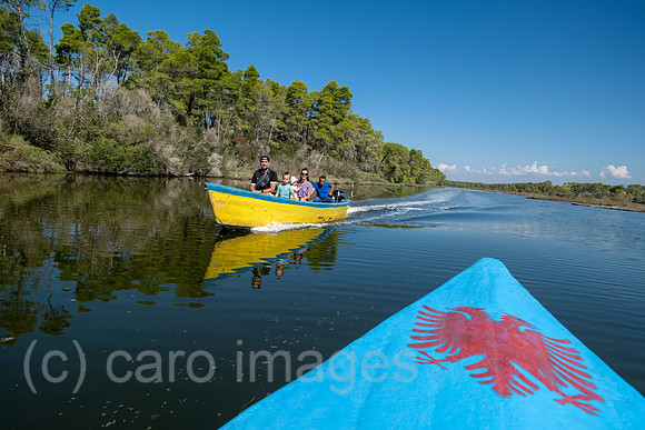 Albanien, Divjaka - touristischer Bootausflug in die Lagune (Salz-und Suesswasser einer Flussmuendung) im Nationalpark Divjaka-Karavasta an der Adriakueste, vorne der albanische Doppeladler