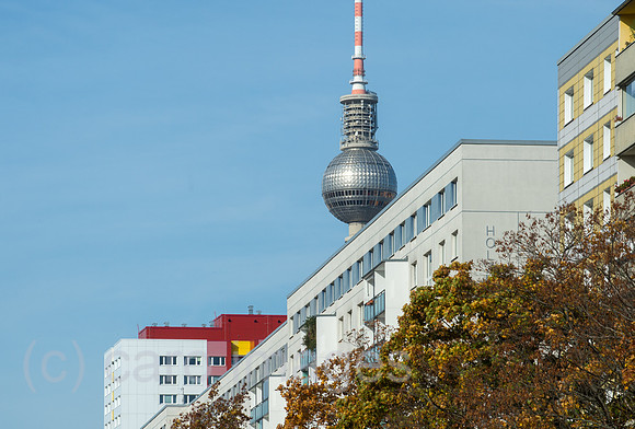 Berlin, Deutschland - DDR Plattenbauten mit Fernsehturm in Berlin-Mitte