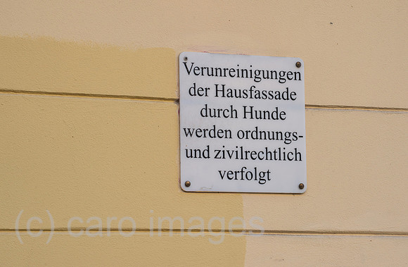 Berlin, Deutschland - Hinweisschild fuer Hundebesitzer