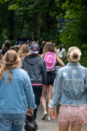Deutschland, Hamburg - Taylor-Swift-Fans auf dem Weg zum Konzert ihres Stars im Volksparkstadion