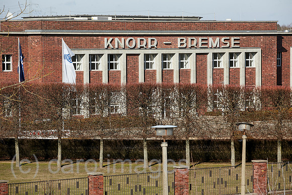 Berlin, Deutschland - Blick auf das Fabrikgebaeude der Knorr-Bremse AG in Berlin-Lichtenberg.