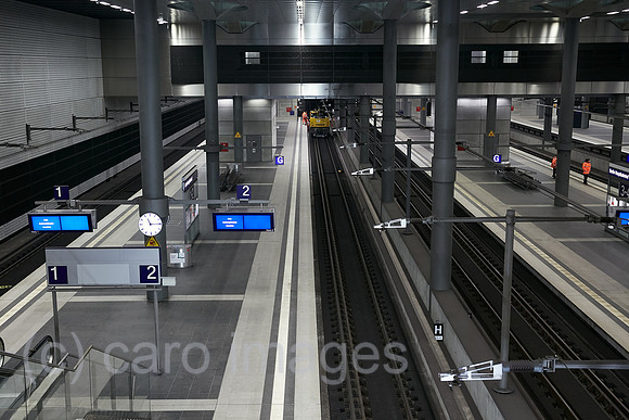 Berlin, Deutschland - Blick auf die Gleise und leeren Bahnsteige im Tiefgeschoss des Berliner Hauptbahnhofes.