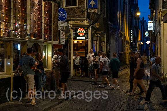 Niederlande, Amsterdam - Altstadt (Centrum) (Centrum) mit vielen Touristen in Bahnhofsnaehe