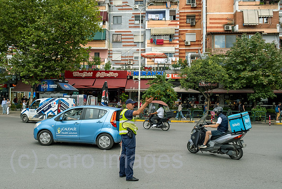 Albanien, Tirana - Verkehrspolizist regelt Verkehr auf einer Kreuzung