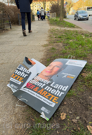Deutschland, Bremen - Demoliertes Wahlplakat der kremlfreundlichen Partei BSW, nach der Bundestagswahl 2025, bei der sie knapp an der Fuenfprozenthuerde scheiterte