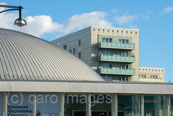 Berlin, Deutschland - Kongresshalle in Berlin-Mitte mit DDR-Plattenbauten.