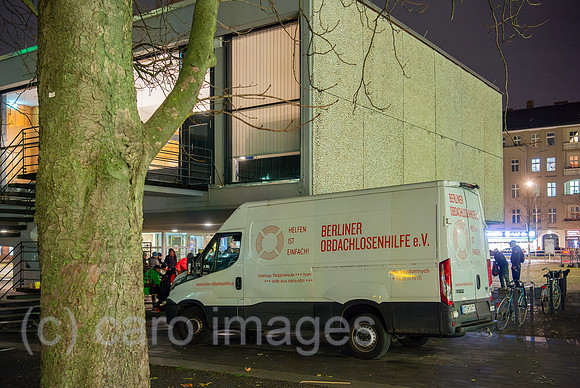 Berlin, Deutschland - Bus der Berliner Obdachlosenhilfe am Rathaus Wedding