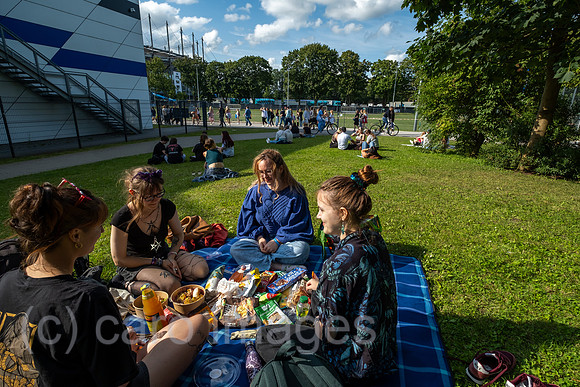Deutschland, Hamburg - Taylor-Swift-Fans bei einem Picknick in Hoerweite des baldigen Konzert ihres Stars im Volksparkstadion