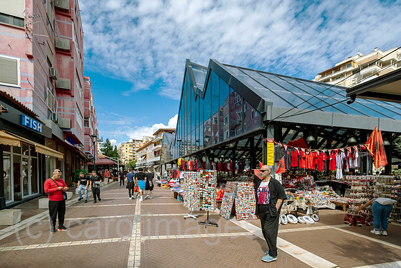 Albanien, Tirana - der Markt Pazari i Ri, mit neuer Markthalle fuer Einheimische und auch Touristenattraktion