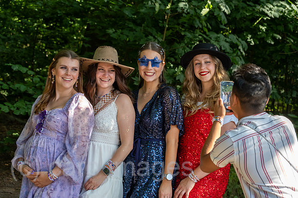 Deutschland, Hamburg - Taylor-Swift-Fans machen Erinnerungsfotos vor dem Konzert ihres Stars im Volksparkstadion