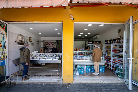 Albanien, Tirana - Fischgeschaeft links, Lebensmittel allgemein rechts