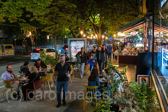 Albanien, Tirana - Kneipenmeile Kalaja Toptani im Zentrum, auch Touristenattraktion jedoch mehr Einheimische unterwegs