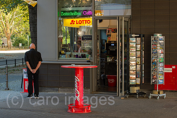 Berlin, Deutschland - Einzelhandelsgeschaeft fuer Zeitschriften, Lotto und Kaffee