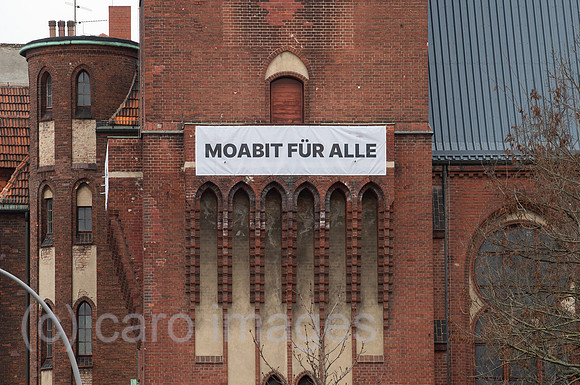Berlin, Deutschland - Transparent gegen Verdraengung an der Reformationskirche Moabit