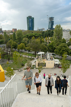 Albanien, Tirana - Treppe auf die Pyramide von Tirana, 1988 als Enver-Hoxha-Museum erbaut, dem 1985 verstorbenen Diktator gewidmet, heute Veranstaltungsort, Aussichtsplattform, Touristenmagnet