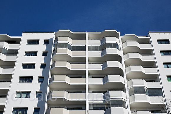 Berlin, Deutschland - Sanierte und modernisierte Hochhaeuser in Plattenbauweise in Berlin-Marzahn.