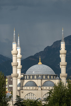 Albanien, Tirana - Grosse Moschee von Tirana (2022), auch Namazgah-Moschee, gilt als groesste Moschee des Balkans (5000 Plaetze) und ist ein Prestigeobjekt