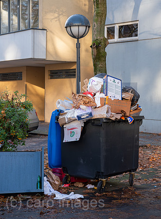 Berlin, Deutschland - Ueberfuellte Muelltonne in Berlin-Kreuzberg