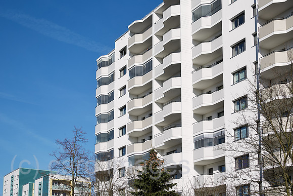 Berlin, Deutschland - Sanierte und modernisierte Hochhaeuser in Plattenbauweise in Berlin-Marzahn.