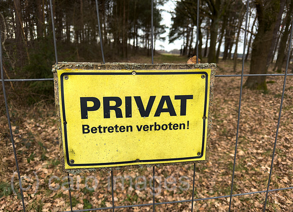 Deutschland, Heidenau - Schild PRIVAT Betreten verboten an einem privaten Waldgrundstueck auf dem Land