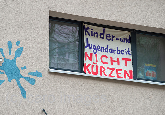 Berlin, Deutschland - Transparent fuer den Erhalt der Betreuungsarbeit von Kindern und Jugendlichen.