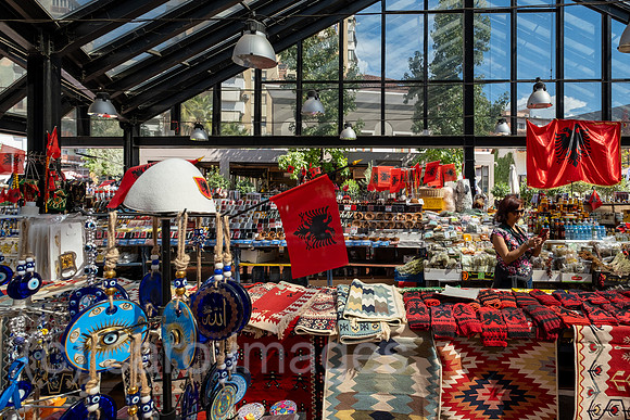 Albanien, Tirana - Souvenirs am Markt Pazari i Ri, mit neuer Markthalle fuer Einheimische und auch Touristenattraktion