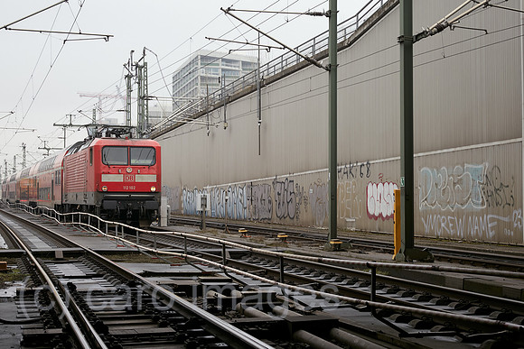Berlin, Deutschland - Einfahrt eines Regionalexpresses aus Norden ueber den Tunnelzulauf zum Tiefgeschoss des Berliner Hauptbahnhofes.