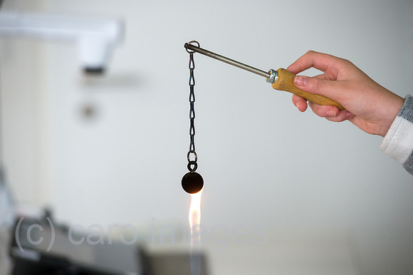 Berlin, Deutschland - Experiment im Physikunterricht einer Schule