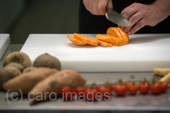 Berlin, Deutschland - Zubereitung von Suesskartoffeln in einer Restaurantkueche