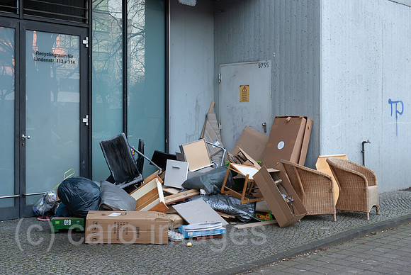 Berlin, Deutschland - Sperrmuell am Hauseingang in einer Wohnsiedlung