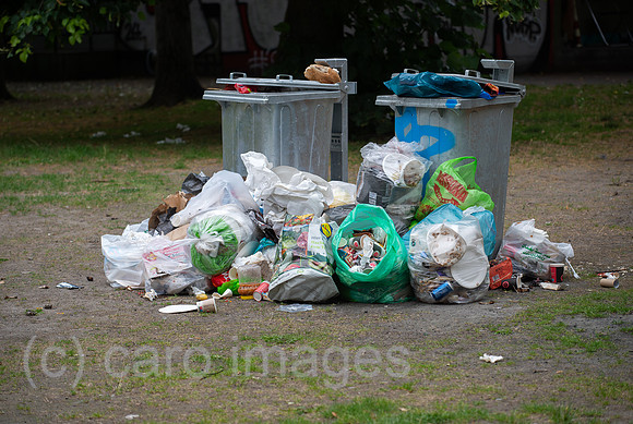 Berlin, Deutschland - Abgestellter Muell in der Gruenanlage Bluecherplatz in Berlin-Kreuzberg
