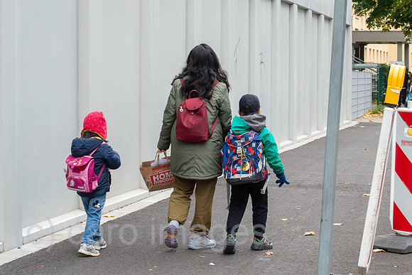 Berlin, Deutschland - Mutter mit Kindern auf dem Schulweg