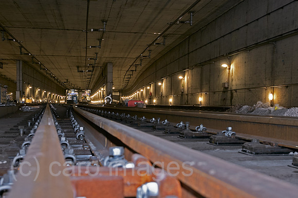 Berlin, Deutschland - Blick auf die Gleise und den leeren Rechtecktunnel in suedlicher Richtung zum Tiefgeschoss des Berliner Hauptbahnhofes.