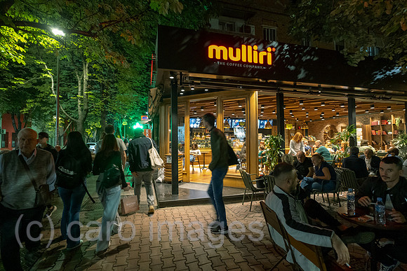 Albanien, Tirana - Kneipenmeile Kalaja Toptani im Zentrum, auch Touristenattraktion jedoch mehr Einheimische unterwegs