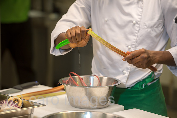 Berlin, Deutschland - Zubereitung von Lebensmitteln in einer Restaurantkueche