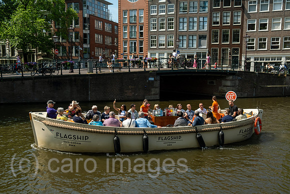 Niederlande, Amsterdam - Ausflugsboot im Grachtenguertel