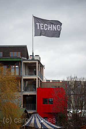 Berlin, Deutschland - Flagge mit Schriftzug TECHNO auf dem Holzmarkt 25 und Kater Blau