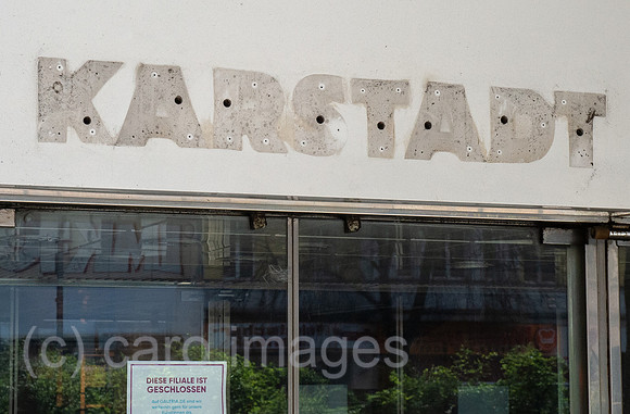 Berlin, Deutschland - Geschlossenes Kaufhaus von Karstadt in der Muellerstrasse