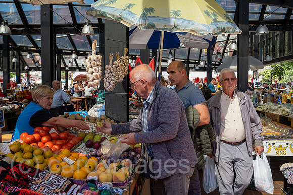 Albanien, Tirana - der Markt Pazari i Ri, mit neuer Markthalle fuer Einheimische und auch Touristenattraktion, Einheimische kaufen Lebenmittel