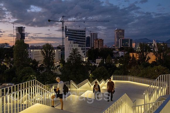 Albanien, Tirana - Blick auf das Zentrum von der Pyramide von Tirana, 1988 als Enver-Hoxha-Museum erbaut, dem 1985 verstorbenen Diktator gewidmet, heute Veranstaltungsort, Aussichtsplattform, Touriste