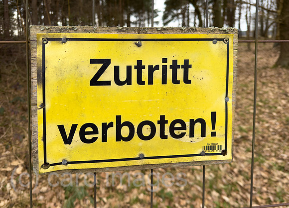 Deutschland, Heidenau - Schild Zutritt verboten an einem privaten Waldgrundstueck auf dem Land