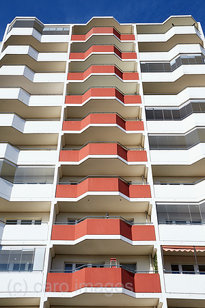 Berlin, Deutschland - Sanierte und modernisierte Hochhaeuser in Plattenbauweise in Berlin-Marzahn.