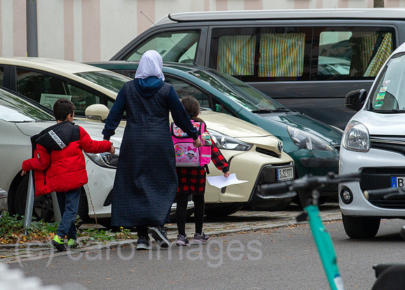 Berlin, Deutschland - Mutter mit Kindern auf dem Schulweg