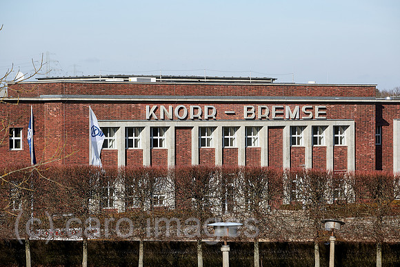 Berlin, Deutschland - Blick auf das Fabrikgebaeude der Knorr-Bremse AG in Berlin-Lichtenberg.