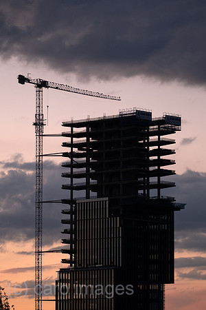 Albanien, Tirana - Hochhaus im Bau (zur Zeit der Aufnahme pausiert) am Skanderberg-Platz