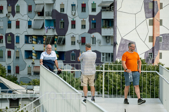 Albanien, Tirana - die bunten Haeuser Blick bei der Pyramide von Tirana sind ein Symbol fuer die Verschoenerung der Stadt in den letzten Jahren